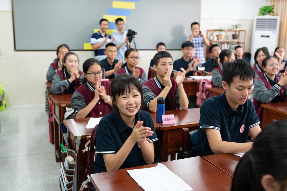 14同学们对精彩的表演报以热烈的掌声_调整大小.jpg