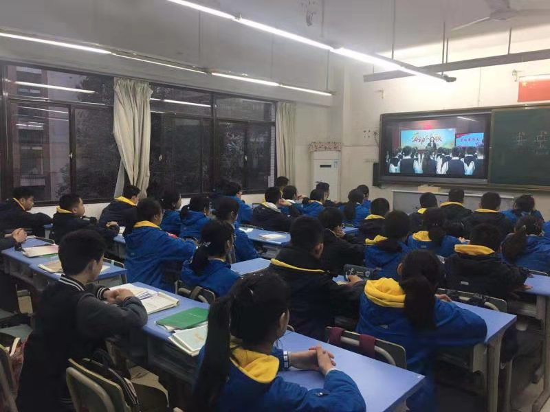 9重庆市树人中学校学生统一观看.jpg