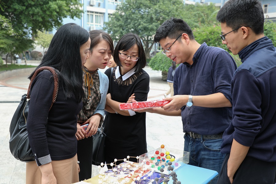 化学老师正在耐心的为其他学科老师解释模型的制作原理2_20181016100150_847.jpg